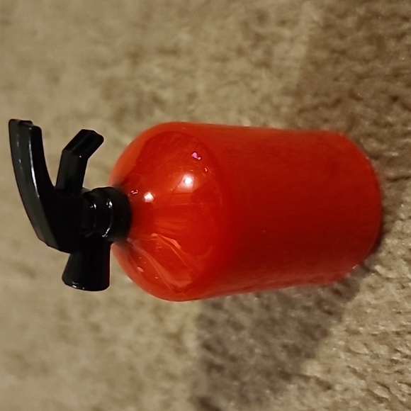 extinguisher shaped eyebrow pencil sharpener - Picture 4 of 5